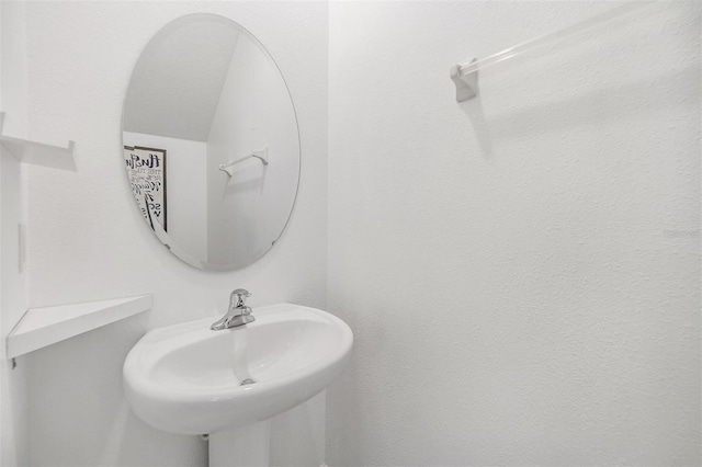 bathroom featuring a sink