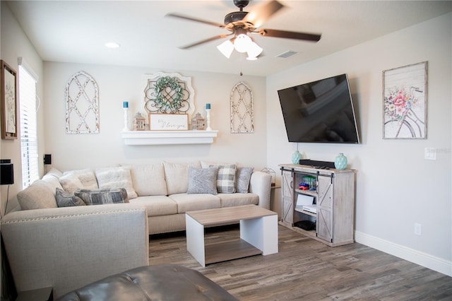 living area featuring baseboards, visible vents, ceiling fan, wood finished floors, and recessed lighting