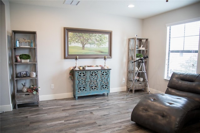 living area featuring visible vents, baseboards, wood finished floors, and recessed lighting