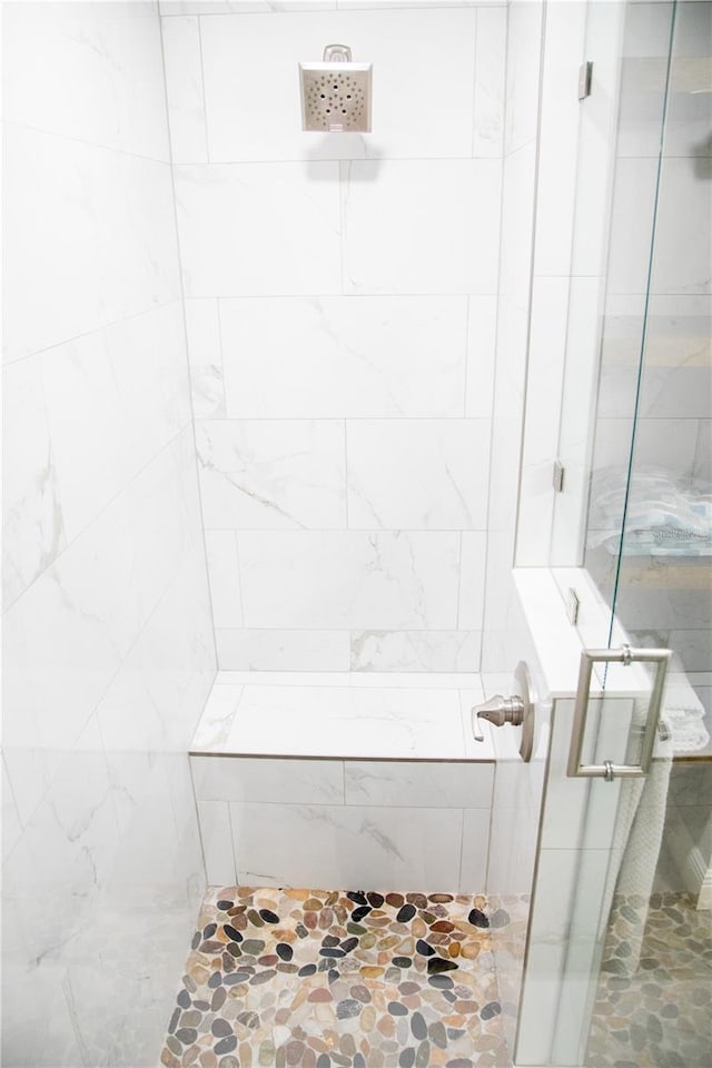 bathroom featuring a tile shower