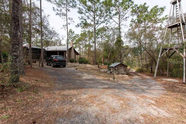 view of yard with driveway