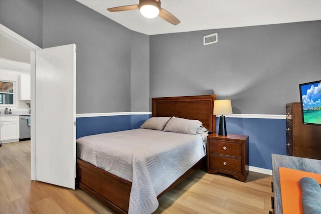 bedroom featuring light wood-style floors, ceiling fan, visible vents, and baseboards