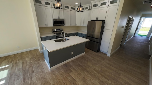 kitchen with visible vents, dark wood-style floors, appliances with stainless steel finishes, light countertops, and a sink