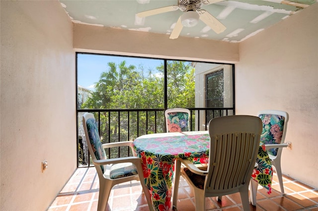 sunroom / solarium featuring a ceiling fan