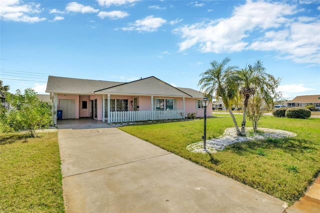 ranch-style home featuring driveway, a porch, and a front lawn