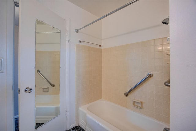 bathroom with tub / shower combination