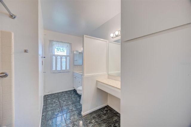 full bathroom with a shower, baseboards, vanity, and toilet