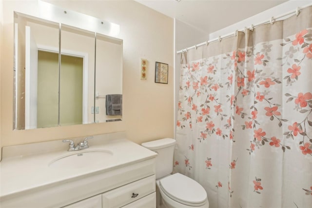 bathroom with toilet, a shower with shower curtain, and vanity