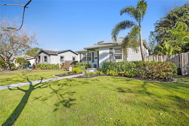 view of front of property featuring a front yard and fence