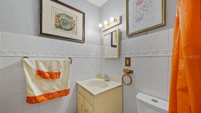 2453 Teri St, Auburndale, FL 33823 - bathroom with vanity, toilet, and tile walls
