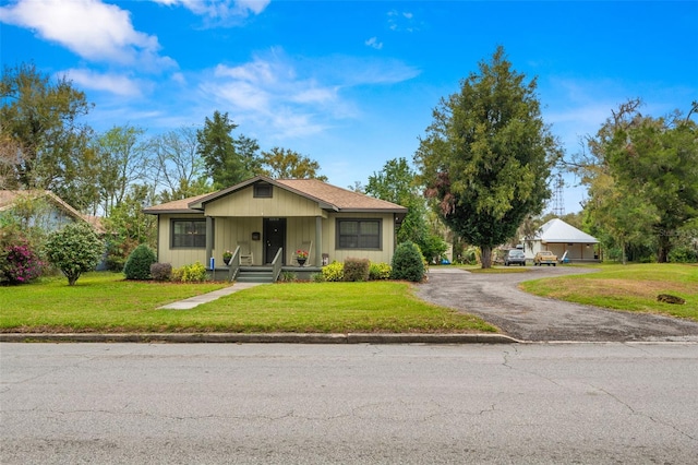 bungalow featuring driveway and a front yard