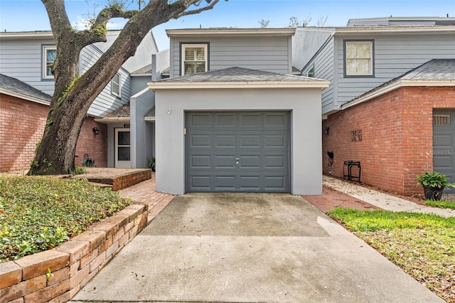 view of front facade with driveway and stucco siding