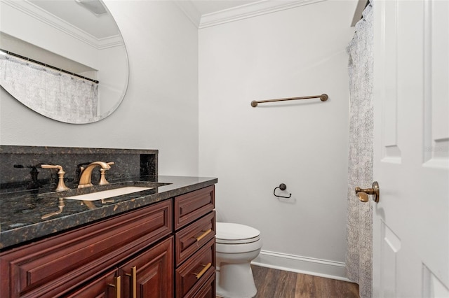 full bathroom featuring baseboards, toilet, wood finished floors, crown molding, and vanity