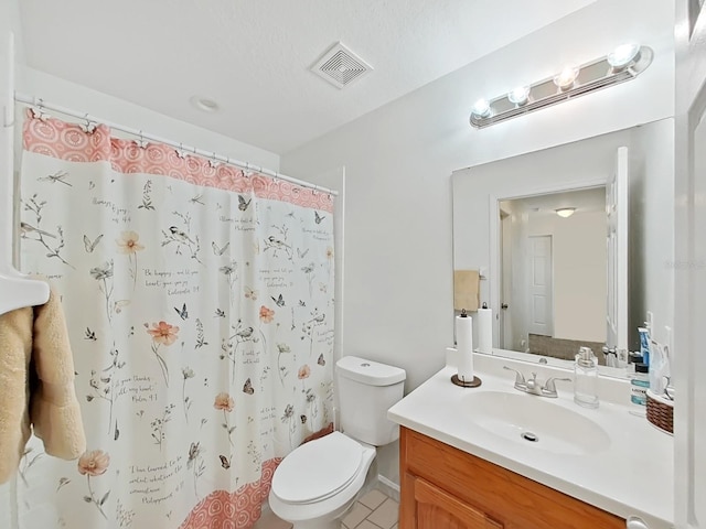 full bath featuring toilet, a shower with curtain, visible vents, and vanity