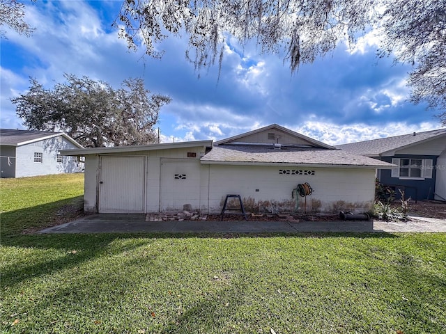 view of front of house with a shingled roof and a front yard