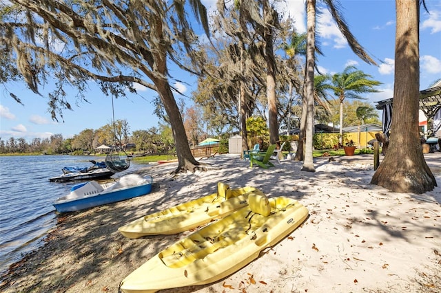 view of yard featuring a water view