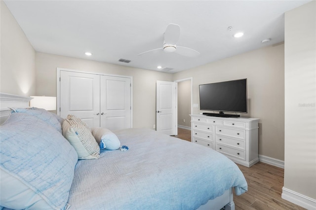 bedroom featuring baseboards, light wood-style flooring, ceiling fan, a closet, and recessed lighting