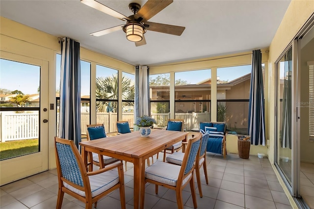 sunroom with ceiling fan