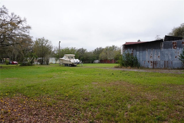 view of yard with a pole building and an outdoor structure