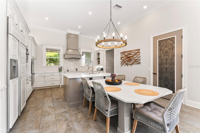 dining area featuring a chandelier, recessed lighting, visible vents, and crown molding