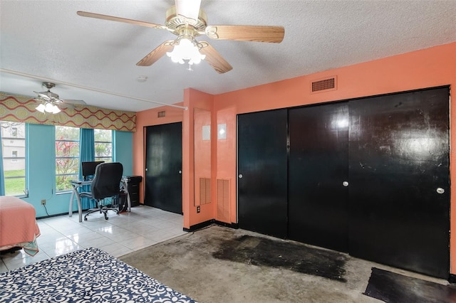 entrance foyer featuring ceiling fan, visible vents, a textured ceiling, and light tile patterned flooring