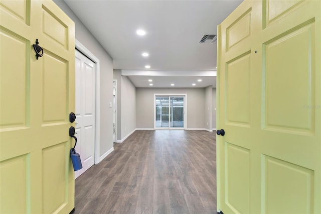 foyer entrance featuring baseboards, dark wood-style flooring, visible vents, and recessed lighting