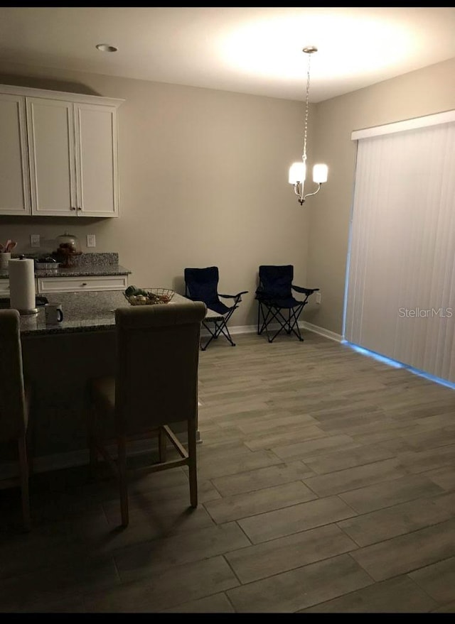 dining area featuring a chandelier, dark wood-style flooring, recessed lighting, and baseboards