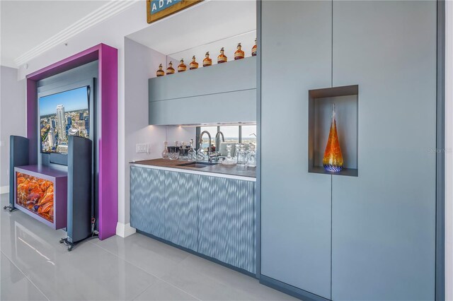 bar featuring crown molding, a sink, and wet bar