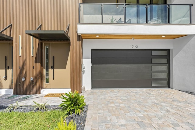 garage featuring decorative driveway