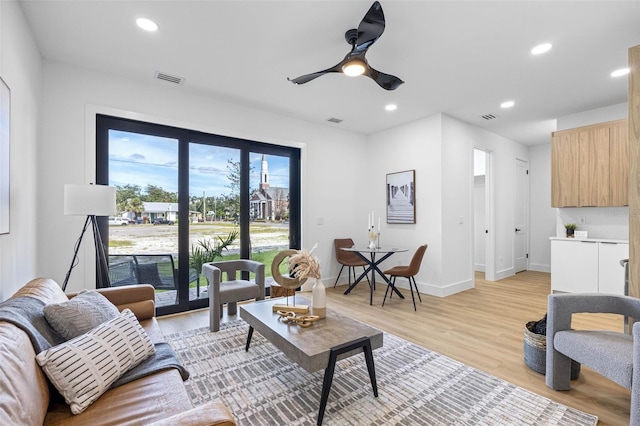 living area featuring light wood finished floors, ceiling fan, baseboards, and recessed lighting