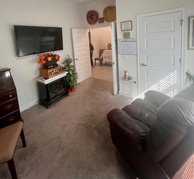 carpeted living room featuring baseboards