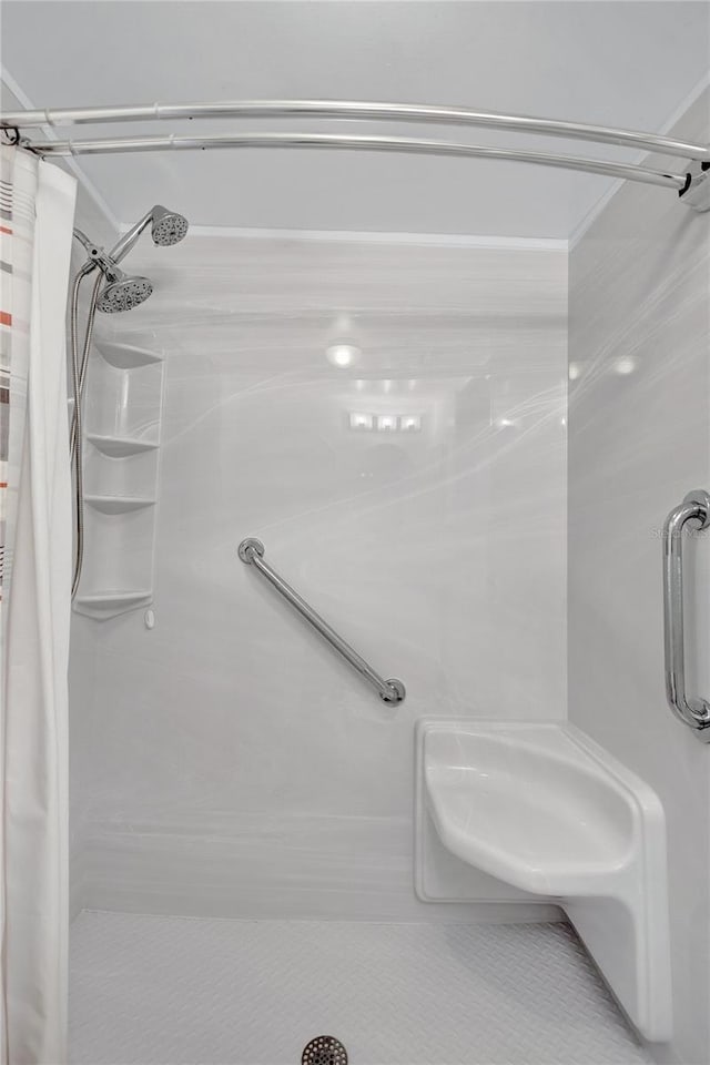 bathroom featuring a shower with shower curtain