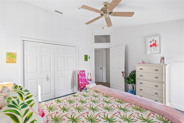 bedroom featuring a ceiling fan, visible vents, and a closet