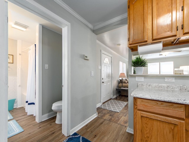 full bathroom featuring toilet, wood finished floors, vanity, a shower with curtain, and crown molding