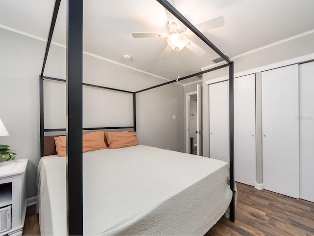 bedroom featuring dark wood-style flooring, visible vents, and a ceiling fan