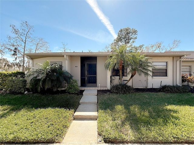 view of front facade featuring a front lawn