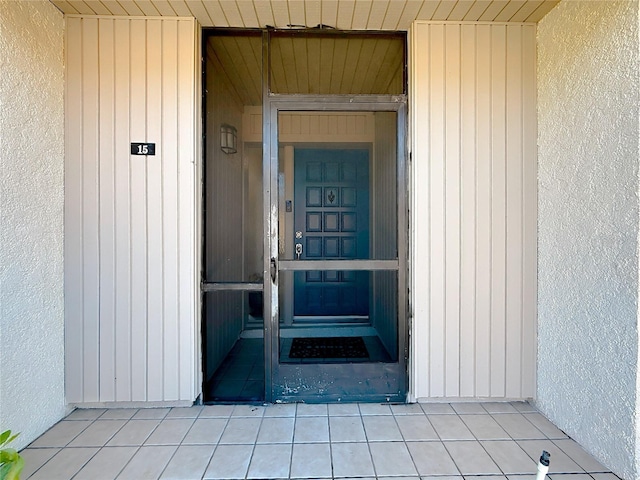 property entrance featuring stucco siding