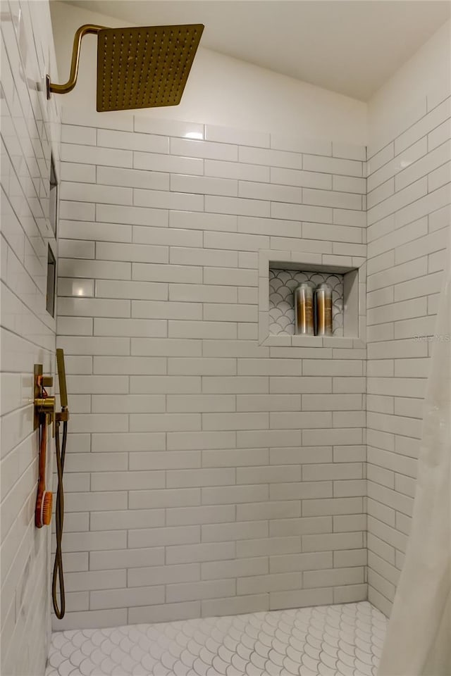 full bathroom featuring tiled shower