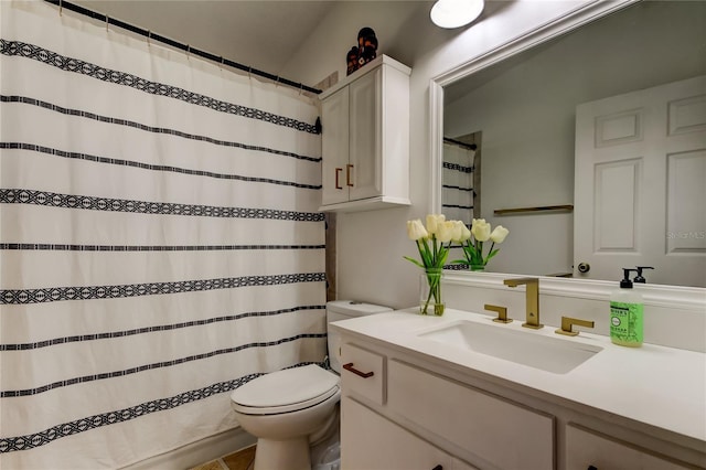 full bath featuring a shower with shower curtain, toilet, and vanity