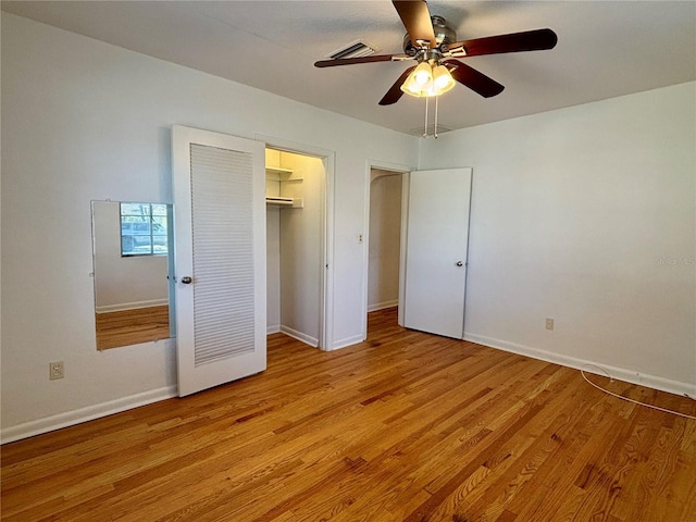 unfurnished bedroom with light wood-style floors, ceiling fan, baseboards, and a closet