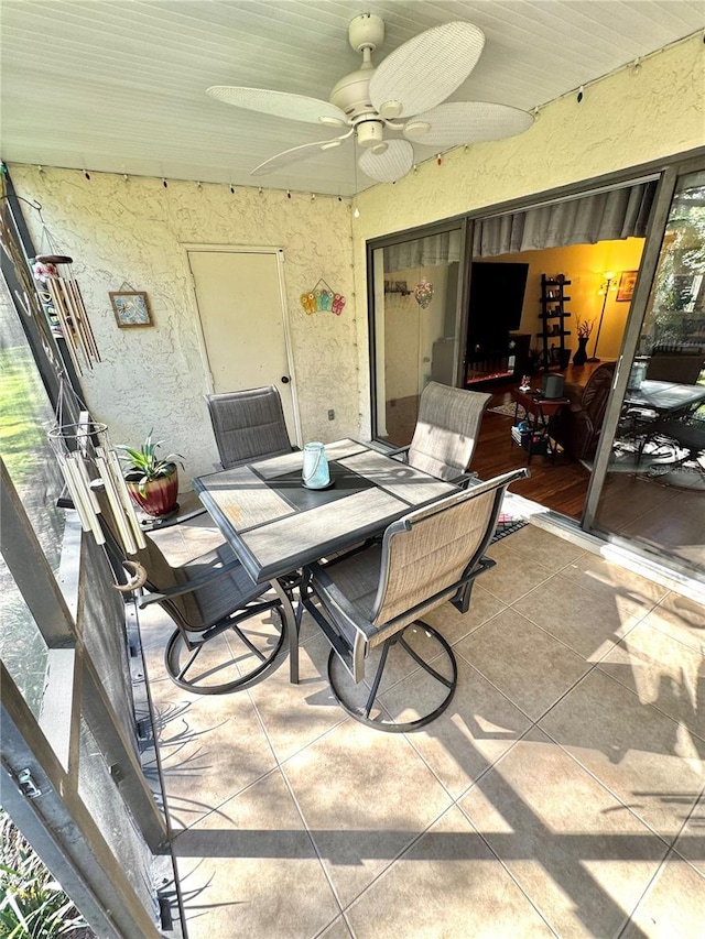 sunroom / solarium featuring a ceiling fan