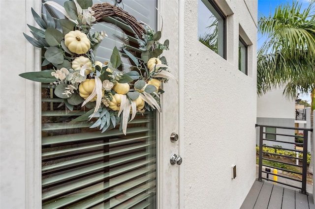1110 25th St N, Saint Petersburg, FL 33713 - doorway to property with a balcony and stucco siding