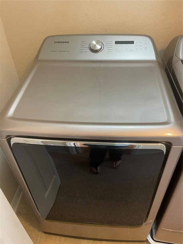 room details featuring washing machine and dryer