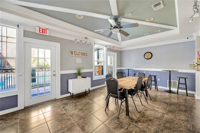 dining area featuring a tray ceiling, visible vents, and baseboards