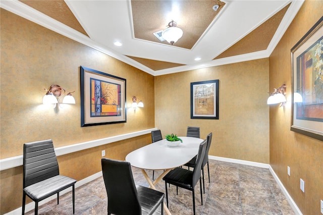 dining space featuring recessed lighting, crown molding, and baseboards