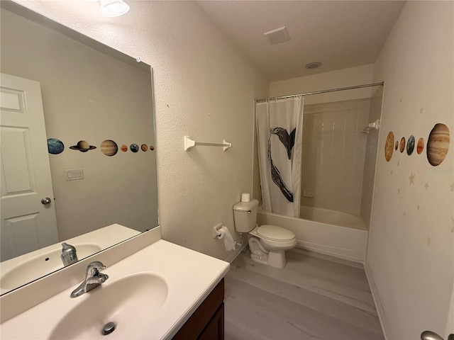 full bath featuring baseboards, shower / tub combo with curtain, vanity, and toilet