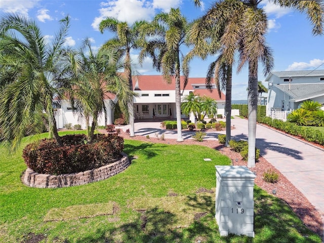 view of front of house featuring driveway and a front lawn