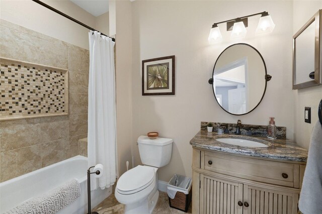 full bathroom featuring baseboards, toilet, shower / bath combo, and vanity