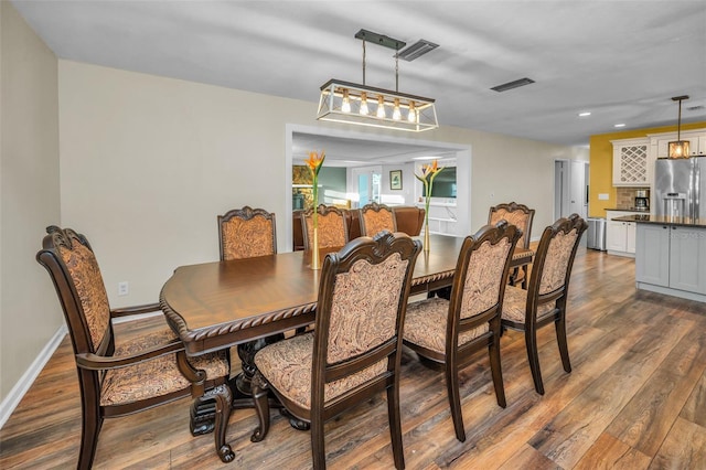 dining room featuring dark wood-style floors, recessed lighting, visible vents, and baseboards