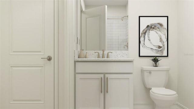 full bathroom with a shower, baseboards, vanity, and toilet